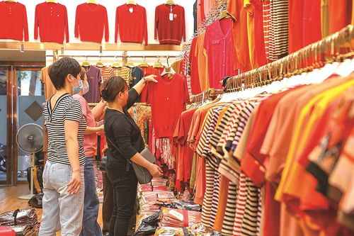 服裝城商家備足貨源迎五一，箱包銷(xiāo)售迎旺季